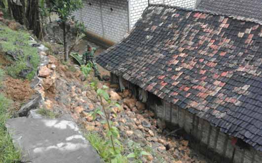Rumah di Ngandong yang tertimpa longsor. foto: AHMAD/ BANGSAONLINE