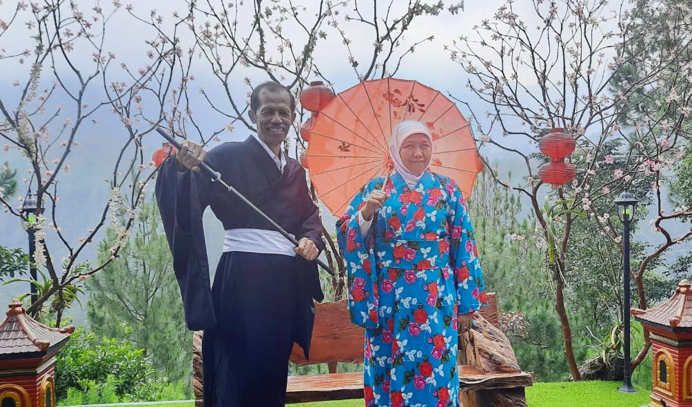 Gubernur Khofifah dan Bupati Suprawoto berpose ala Jepang di Taman Wisata Genilangit yang instagramable berlatar pemandangan negeri Sakura. foto: DIDI ROSADI/ BANGSAONLINE