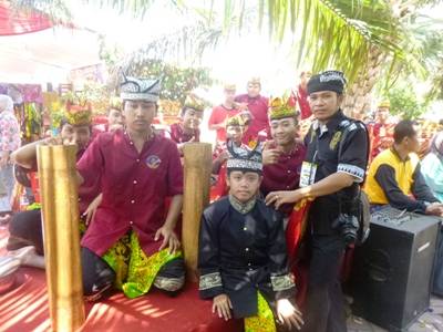 ?Eko Ari Bawanto, pendiri Padepokan Seni Dewi Sekartaji, bersama anak didiknya saat tampil di Banyuwangi Etno Carnival. foto:rosihan c anwar/bangsaonline