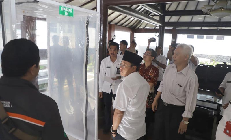 Bilik Sico (Sikat Corona) yang berfungsi menyemprotkan disinfektan karya Asisten Laboratorium Proses Manufaktur 1 FT UB ketika dipasang di Balai Kota Malang disaksikan oleh Wali Kota Sutiaji dan mantan Rektor UB Prof. Dr. M. Bisri. foto: ist.