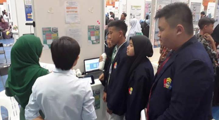 Renaldi S beserta rekannya saat berada di ajang internasional IFINOG 2019. foto: ist
