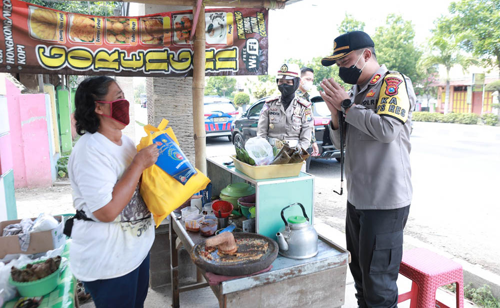 Kapolres Situbondo Imam Rifai saat blusukan ke rumah warga terdampak Covid-19 untuk memberikan bantuan sembako. foto: MURSIDI/ BANGSAONLINE