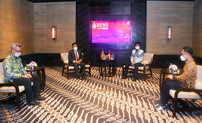 Menkominfo, Johnny G Plate (kanan), saat bertemu dengan Menteri Media Massa Sri Lanka, Dullas Alahapperuma (kiri) di Hotel Apurva Kempinski Nusa Dua, Bali, Kamis (24/3/2022).