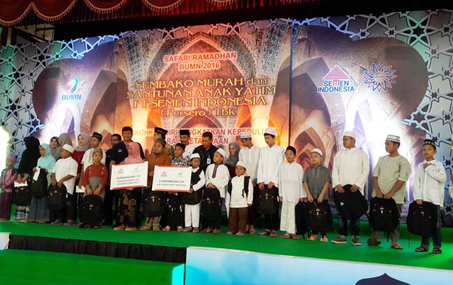 Wabup Moh. Qosim dan jajaran manajemen Semen Gresik ketika santuni yatim dan dhuafa. foto: SYUHUD/ BANGSAONLINE
