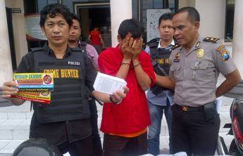 Pelaku dan barang bukti berupa stiker dan kardus HP saat ditunjukkan petugas. (rusmiyanto/BANGSAONLINE)