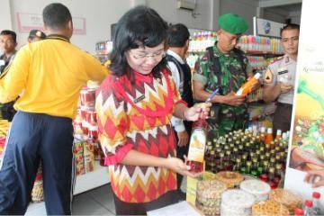 Petugas saat melakukan pemeriksaan makanan di sebuah minimarket. (foto: soewandito/BANGSAONLINE)