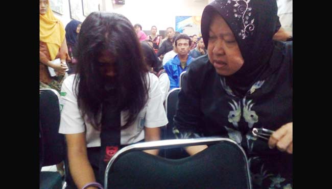 Wali Kota Surabaya memberi nasihat kepada pelajar mbolos. foto: humas/devi
