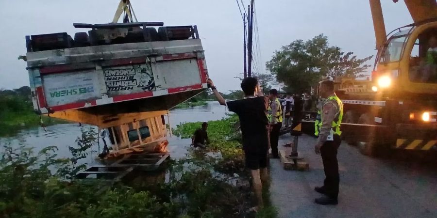 Proses evakuasi truk semen yang terjun ke sungai di Karangbinangun Lamongan menggunakan crane