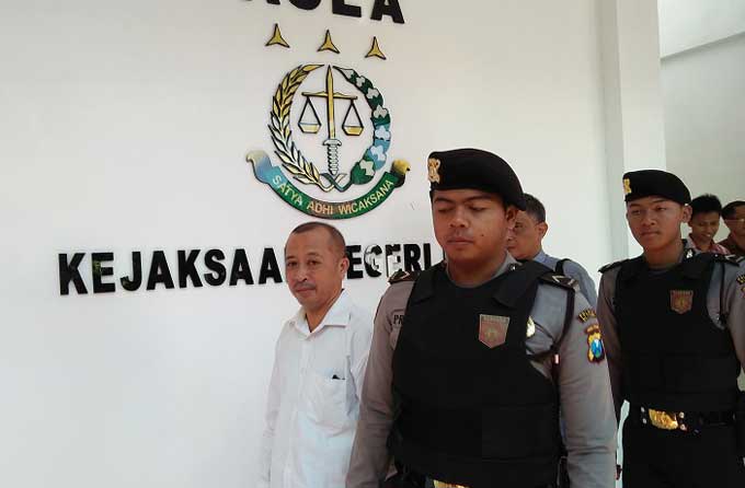 Lurah Garum Bambang Cahyo Widodo (43) dilimpahkan ke Kejaksaan Negeri Blitar. foto: Akina Nur Alana/ BANGSAONLINE