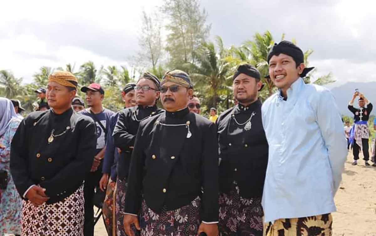 Wakil Bupati Trenggalek, Syah Muhammad Natanegara (paling kanan), saat mengikuti prosesi Longkangan.