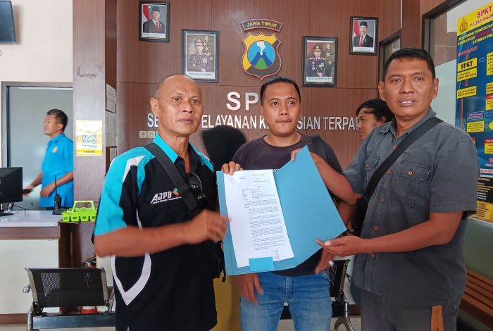 M Andi Fachrudin (tengah) saat membuat laporan di Mapolres Pasuruan