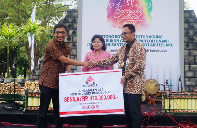 Direktur SDM dan Hukum Semen Indonesia, Ahyanizzaman (kiri) menyerahkan secara simbolis sumbangan CSR pembangunan MCK di Kawasan Candi Borobudur. foto: SYUHUD/ BANGSAONLINE