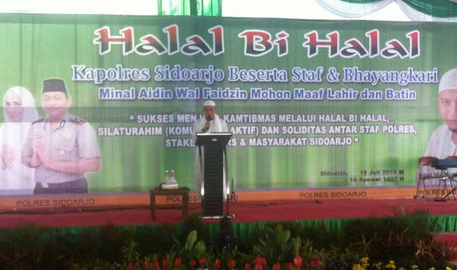 SIRAMAN ROHANI: Ustadz Arifin Ilham kala menyampaikan tausiyah saat Halal Bihalal yang digelar Polres Sidoarjo, di halaman Mapolres, Jumat (15/7). foto: MUSTAIN/ BANGSAONLINE