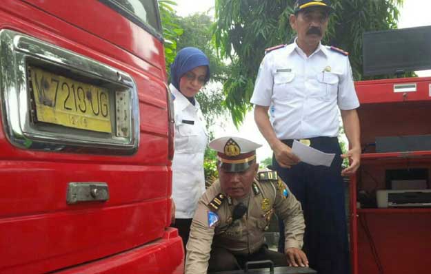 KBO Iptu Muhni bersama petugas Dishub saat memeriksa salah satu MPU.