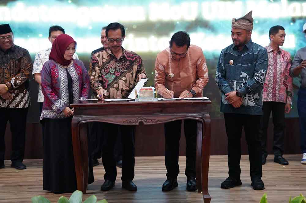 Penandatanganan komitmen hijau antara Wali Kota Batu dengan PTN-PTKIN se-Jatim. (Ist)