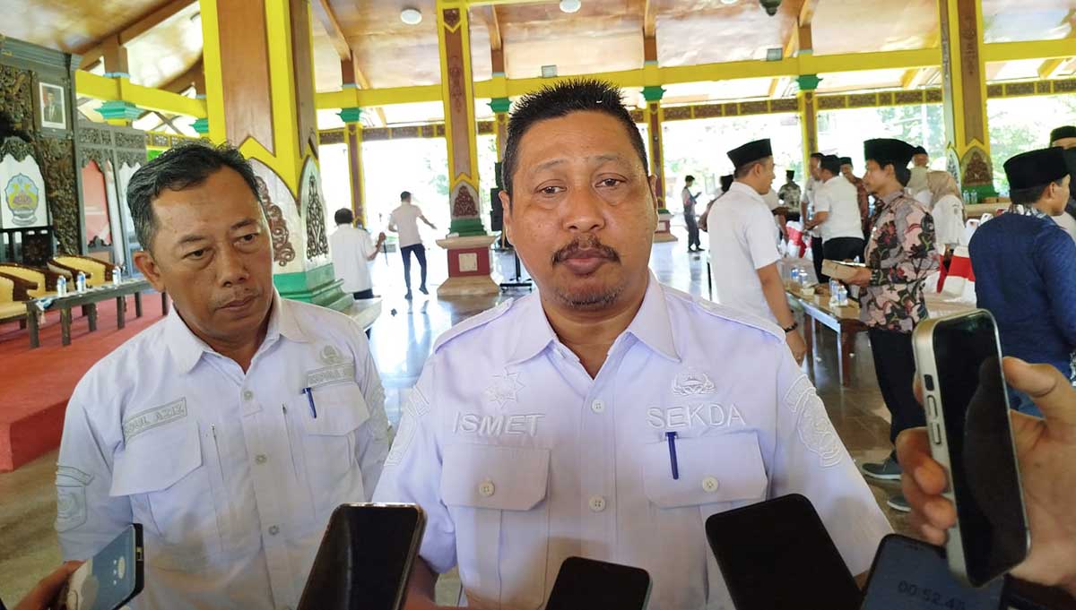 Sekdakab Bangkalan, Ismet Efendi, ketika memberi keterangan kepada awak media.