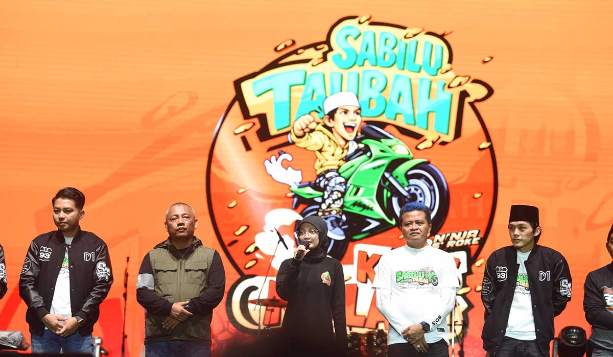 Wali Kota Kediri bersama Gus Iqdam saat memberi sambutan. Foto: Ist