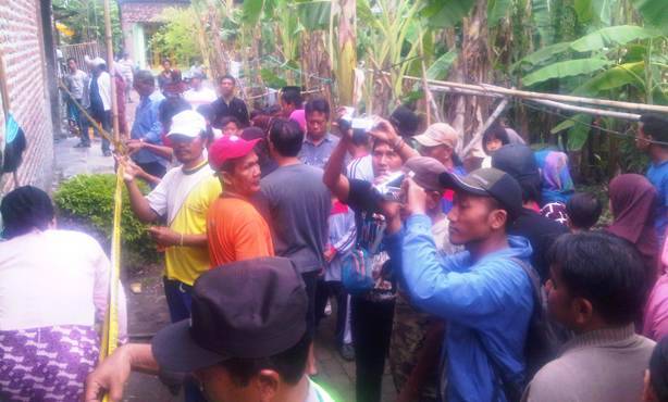 Takut kericuhan dengan temuan Al-Quran raksasa, rumah Ustadz Anang Asriyanto di Dusun Glagah RT 12 RW 03 Desa Glagah Harum di police line. Nanang Ichwan/BangsaOnline