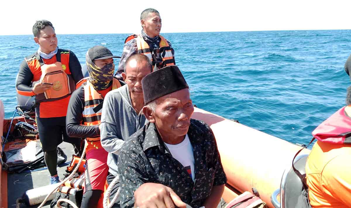 ABK KM Jaya Makmur saat dievakuasi Tim SAR.
