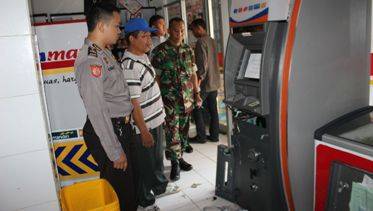 Tampak mesin ATM yang rusak setelah maling mencoba menguras isi ATM. (Haris/BANGSAONLINE)