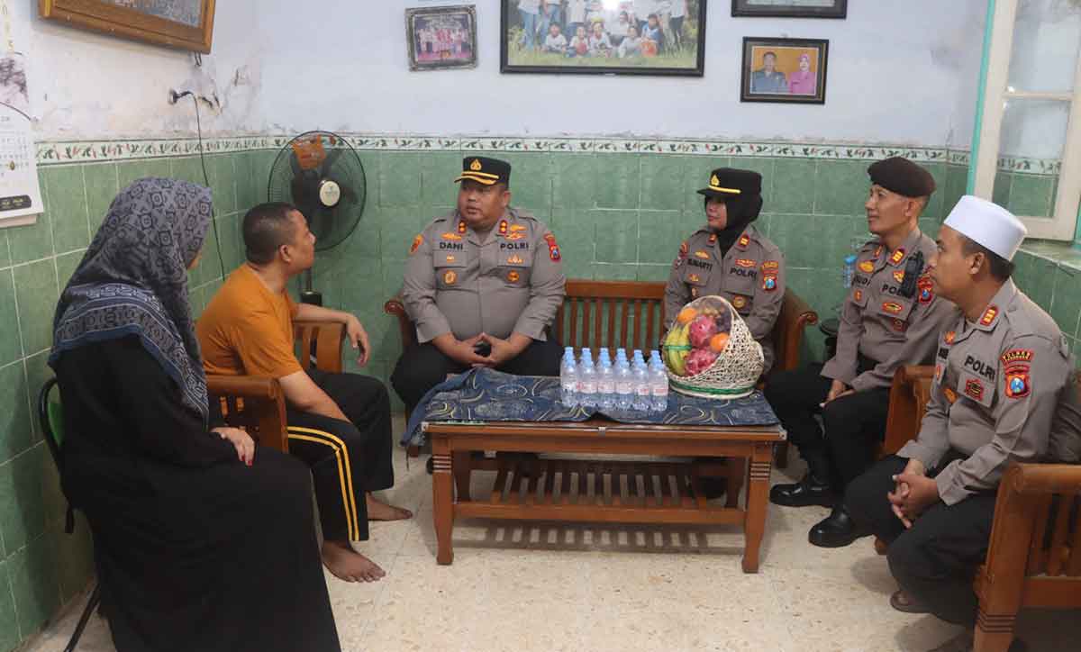 Kapolres Pasuruan, AKBP Jazuli Dani Iriawan, saat berkunjung ke kediaman anggota yang sedang sakit.
