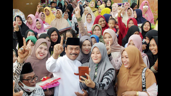 Qosim dikerubuti ibu-ibu warga Lumpur, Gresik. foto: ist.