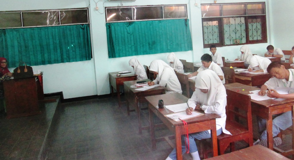 SERIUS. Para peserta UN di MAN Surabaya sedang mengerjakan soal UN Bahasa Indonesia. foto : nisa/bangsaonline