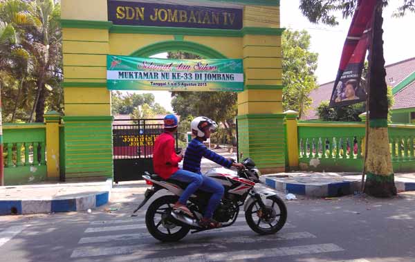 Salah satu sekolah yang lokasinya berdekatan dengan alun-alun Kabupaten Jombang. (rony suhartomo/BANGSAONLINE)