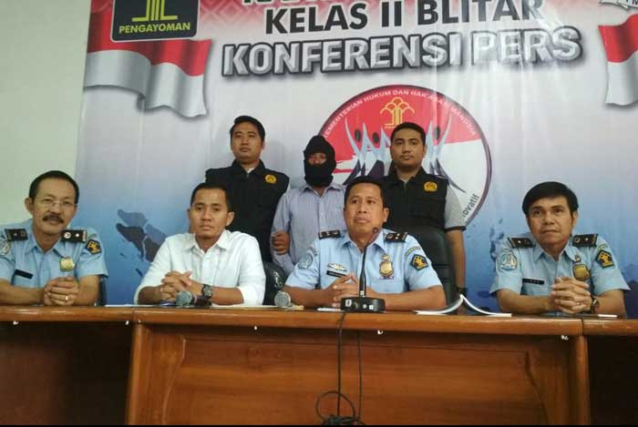 MT saat press release di kantor imigrasi kelas II Blitar . foto AKINA/ BANGSAONLINE
