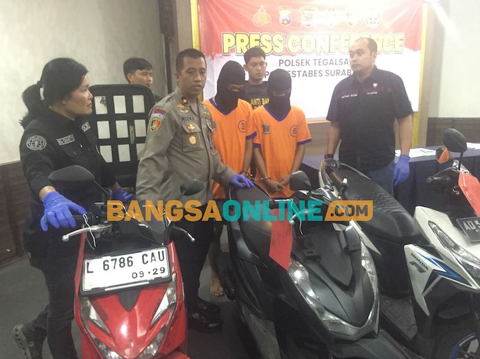 Kedua pelaku saat dihadirkan di konferensi pers Polsek Tegalsari. Foto: Rusmiyanto/BANGSAONLINE