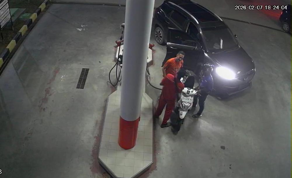 Rekaman CCTV saat terduga pelaku cekcok dengan operator SPBU, sebelum akhirnya melakukan penganiayaan.