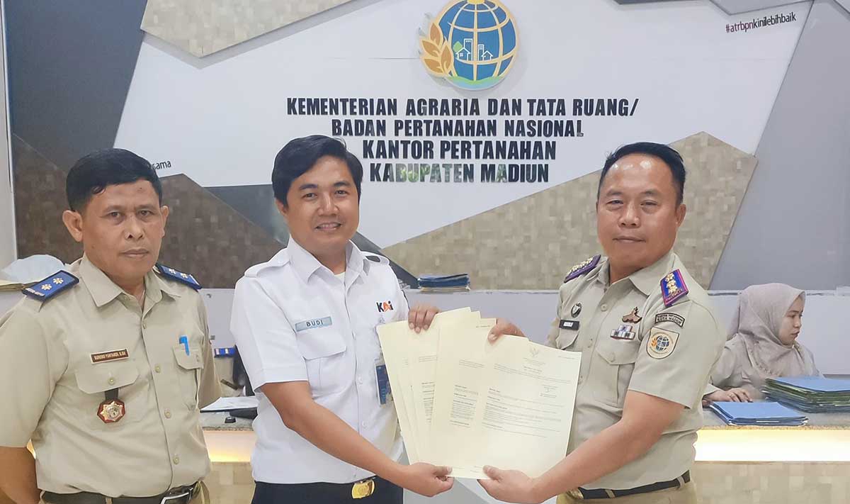 Penyerahan sertifikat elektronik oleh Kantah Kabupaten Madiun ke pihak KAI.