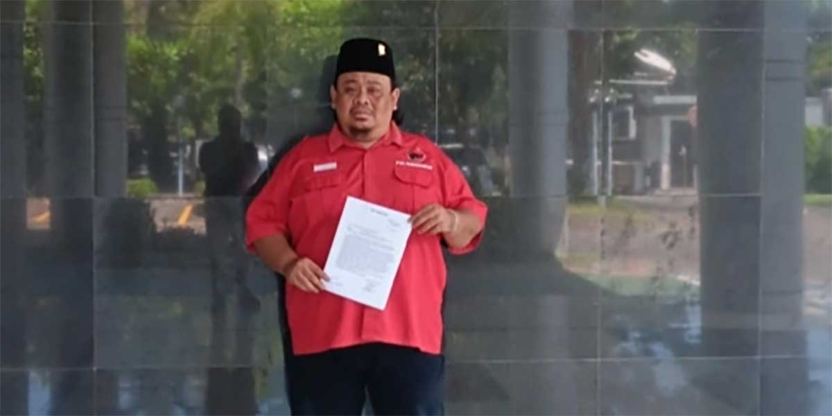 Ketua PAC PDIP Bangil, Idrus Harun, saat menunjukkan bukti penerimaan laporan pengaduan di BPK Jatim.