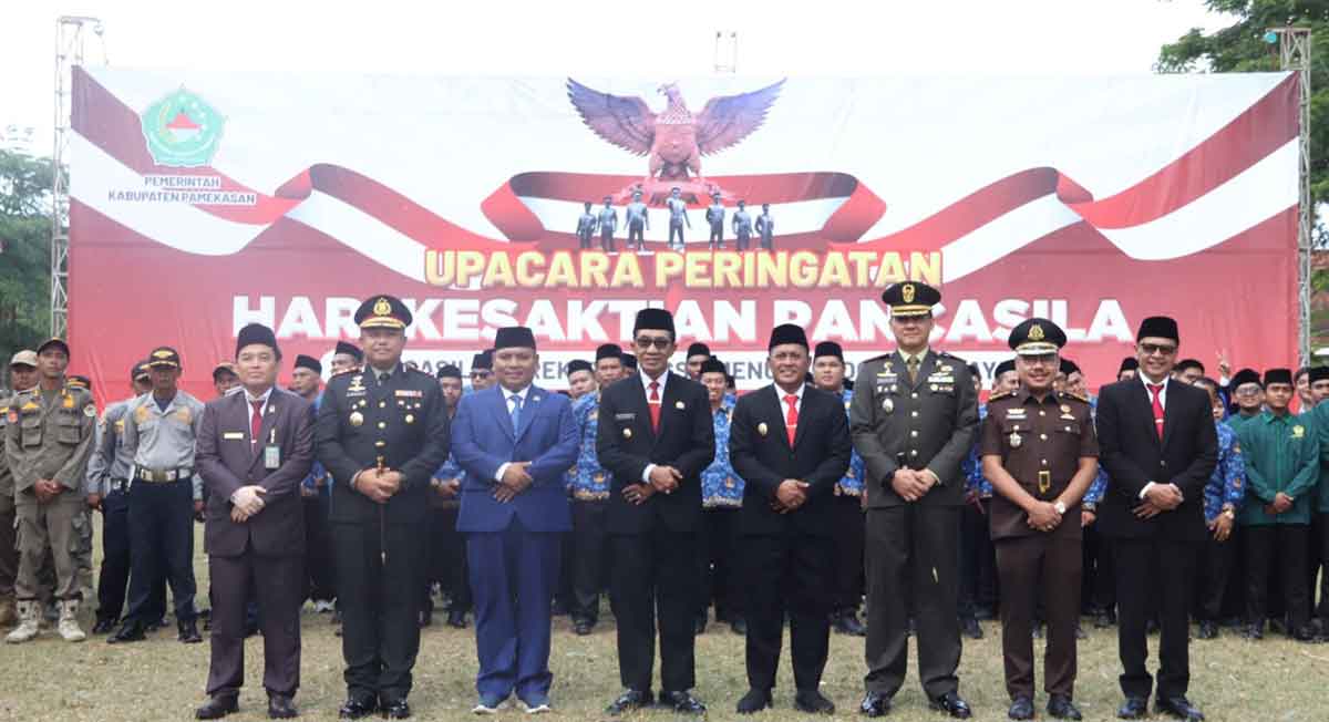 Foto bersama jajaran Forkopimda Pamekasan, OPD, anggota dewan, serta pejabat dari instansi pemerintah.