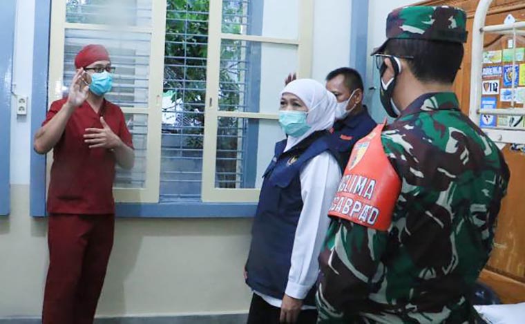 Gubernur Jawa Timur Khofifah Indar Parawansa bersama Forkopimda meninjau Politeknik Kesehatan Malang (Polkesma) Kota Malang sebagai Rumah Sakit Lapangan Malang, Sabtu (5/12/2020). foto: ist/ bangsaonline.com