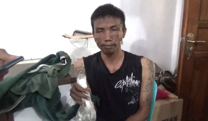 Kondisi pelaku babak belur saat diamankan di Kantor Desa Plemahan.