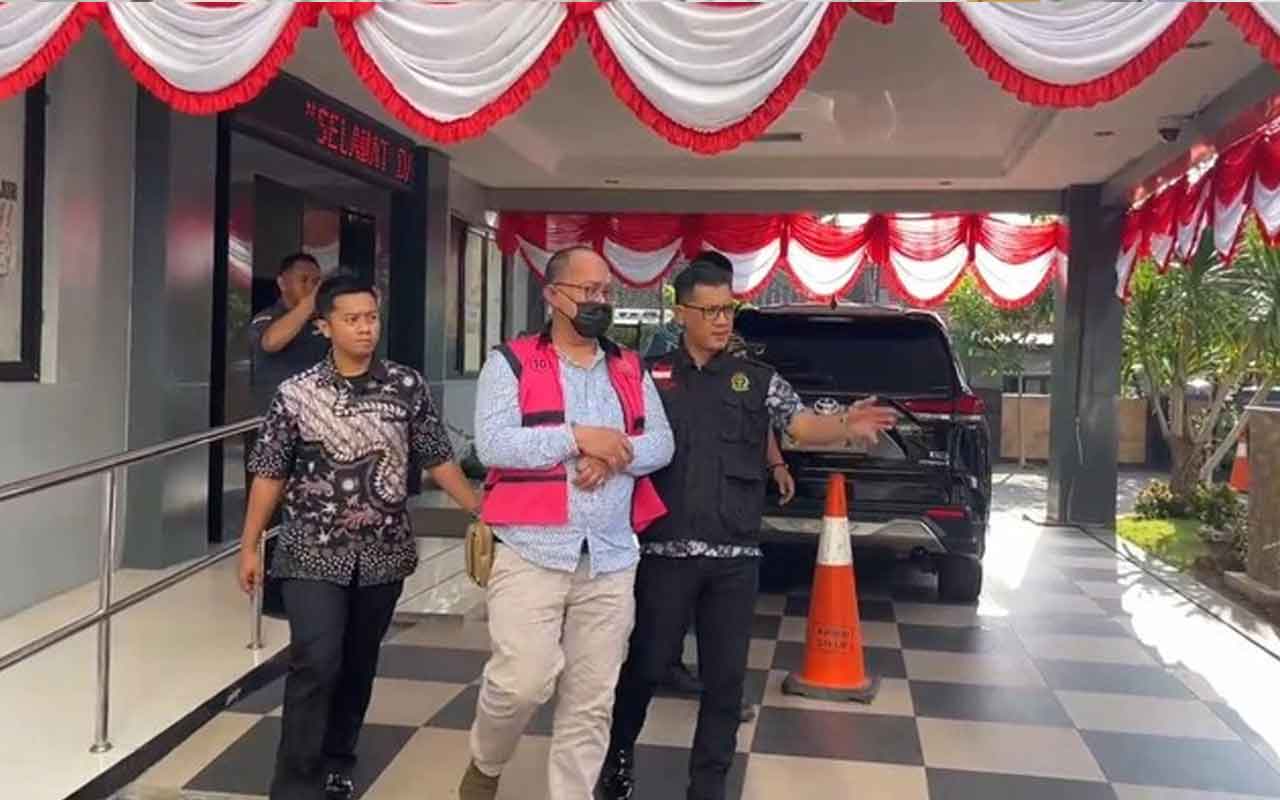 Penangkapan ES yang dilakukan Kejari Surabaya, atas dugaan kasus korupsi aset KAI. Foto: Ist.
