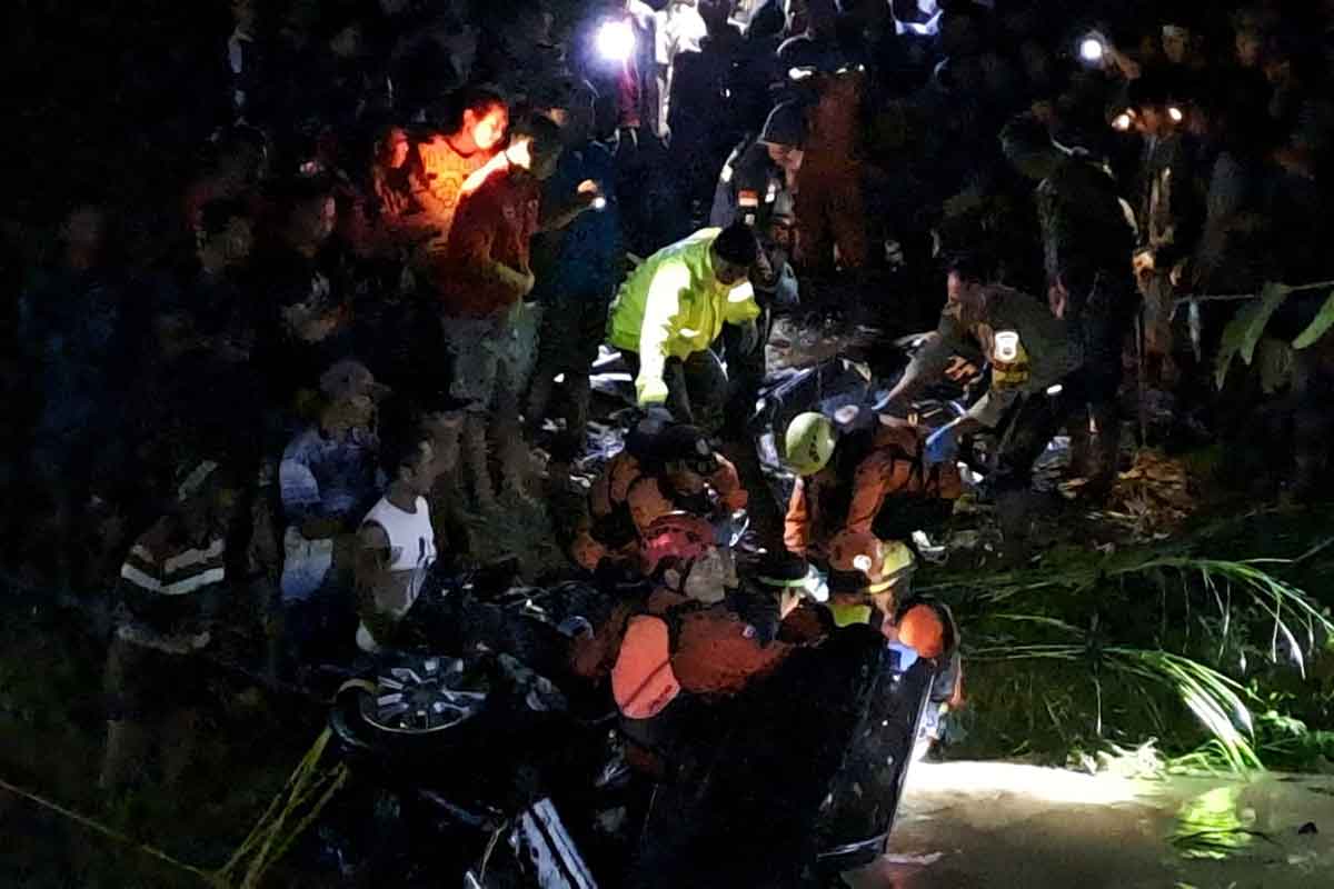 Petugas saat melakukan evakuasi kedua korban