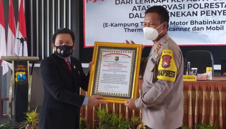 Polresta Banyuwangi saat menerima Promoter Reward dari Lemkapi.