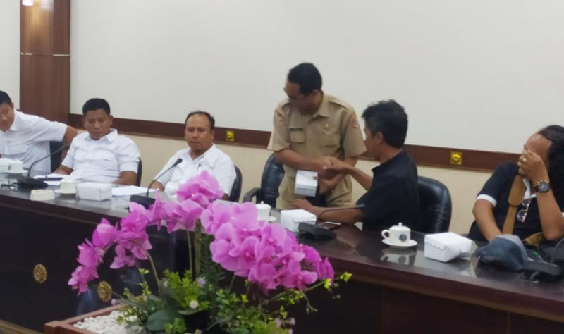 Salah seorang staf Bappeda Jember saat diminta meninggalkan RDP karena dinilai tidak berkompeten.