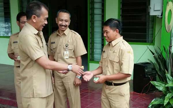 Wow, PNS Berprestasi di Diskoperindag Bondowoso Diberi Hadiah Emas