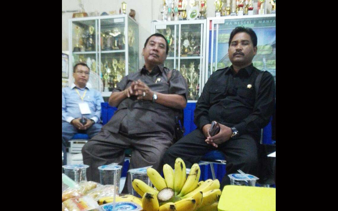 Anggota Komisi D, Noto Utomo dan Sudjono saat sidak UN di SMAN I Manyar. foto: syuhud/ BANGSAONLINE