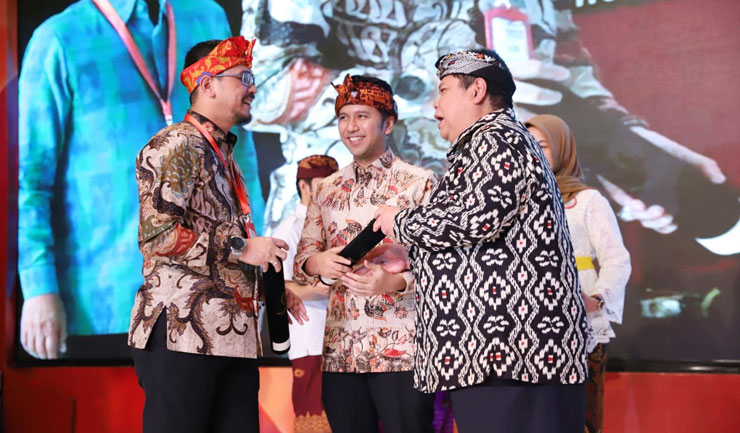 Plt Wali Kota Pasuruan, R. Teno Prasetiyo menerima sertifikat penghargaan dari Deputi Bidang Reformasi Birokrasi, Akuntabilitas Aparatur, dan Pengawasan pada Kemenpan RB Muhammad Yusuf Ateh.