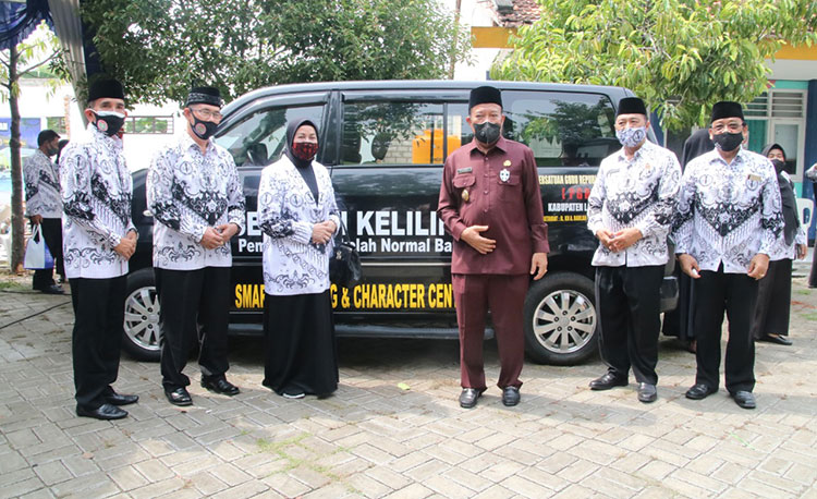 Bupati Fadeli didampingi Ketua PGRI Lamongan Rahardjo. (foto: ist)
