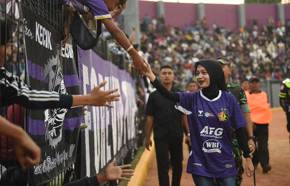 Wali Kota Kediri Vinanda Prameswati saat menyapa penonton di Stadion Brawijaya usai laga Persik Vs Asian Warriors FC. Foto: Ist. 