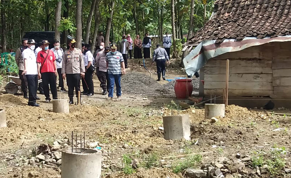 Wabup Dwi Rianto Jatmiko bersama Kapolres AKBP I Wayan Winaya saat melihat secara langsung relokasi rumah Sri Hastutik.