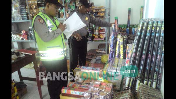 Petugas saat menggelar razia petasan. foto: dendi martoni/ BANGSAONLINE
