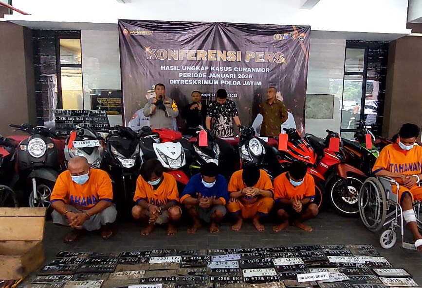 Kabid Humas Polda Jatim dan Dirreskrimsus Polda Jatim serta Kasubdit Jatanras, menujukan pelaku dan barang bukti kejahatan jalanan