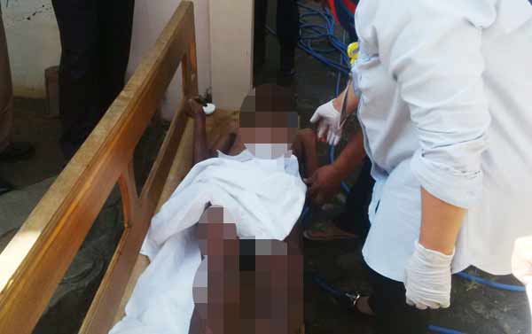 Jasad korban saat dibawa ke kantor Desa Keniten Kecamatan Mojo. (foto: arif kurniawan/BANGSAONLINE)