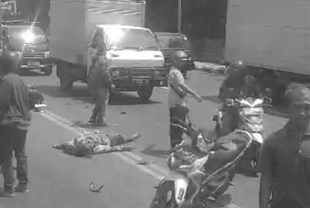 Kecelakaan yang melibatkan truk dan motor di Surabaya.